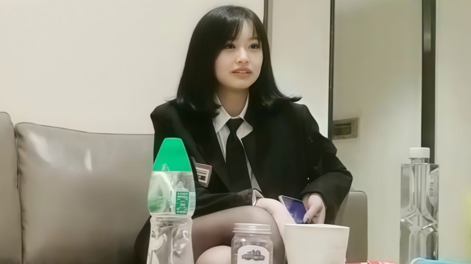 【91沈先森】黑色外套短裙大奶妹子，抹上润滑油抬腿猛操